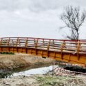 Estepona installs a bridge over the Arroyo Dos Hermanas to widen the coastal corridor.